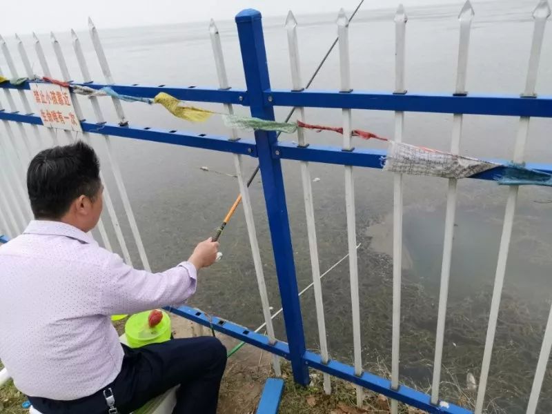 湖边垂钓