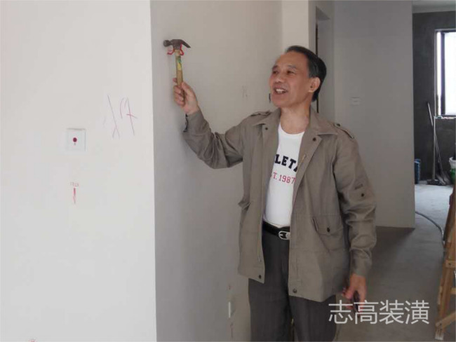 志高装潢业主敲第一锤 志高装潢业主敲第一锤