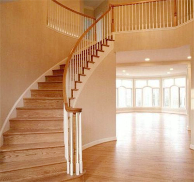 复式楼梯安装强化地板
