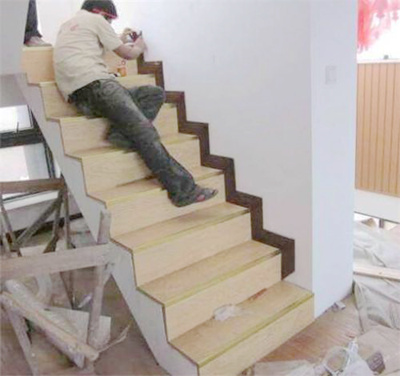 复式楼梯安装强化地板
